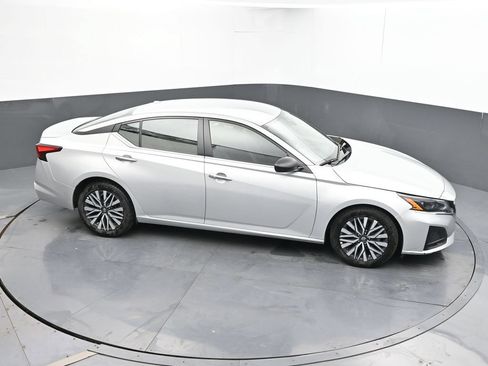 Used 2024 Nissan Altima 2.5 SV FWD image 24