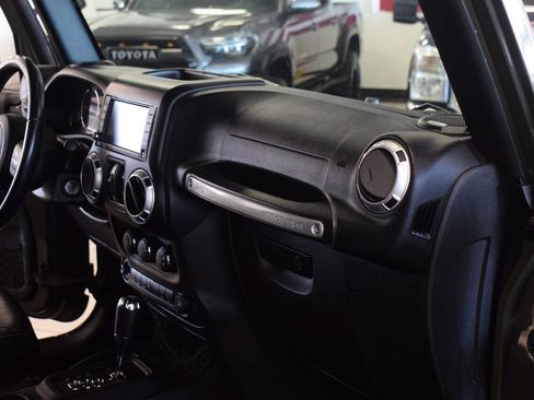 Used 2015 Jeep Wrangler Unlimited Sahara w/ Dual Top Group AWD/4WD image 43