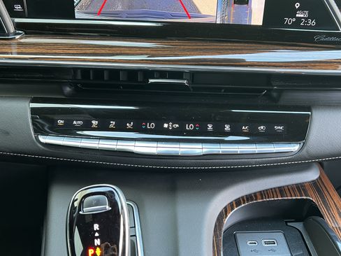 Used 2021 Cadillac Escalade Premium Luxury AWD/4WD image 33