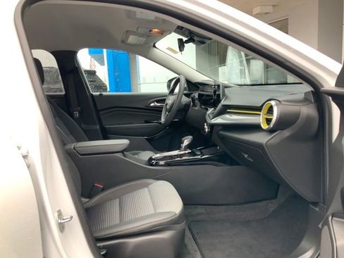 Used 2025 Chevrolet Trax LT image 16