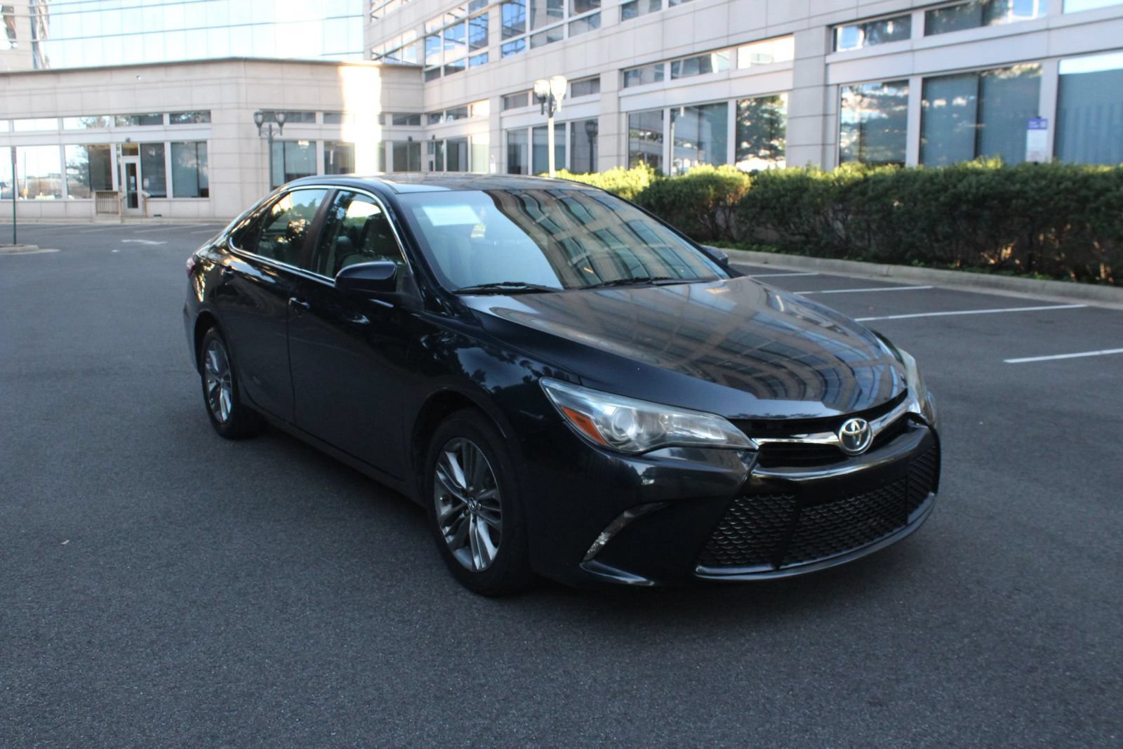 Used 2015 Toyota Camry SE FWD image 1
