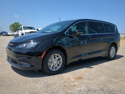 New 2027 Chrysler Pacifica LX FWD image 6