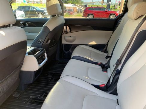 Used 2025 Kia Carnival SX w/ SX Dark Edition Package FWD image 14