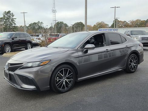 Used 2024 Toyota Camry SE image 6