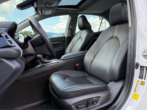 Used 2020 Toyota Camry XLE w/ Sunroof Package FWD image 10