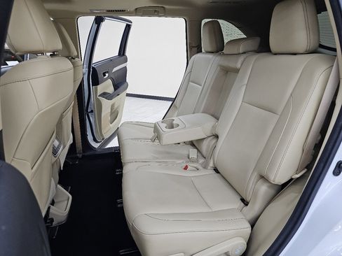 Used 2018 Toyota Highlander XLE image 26