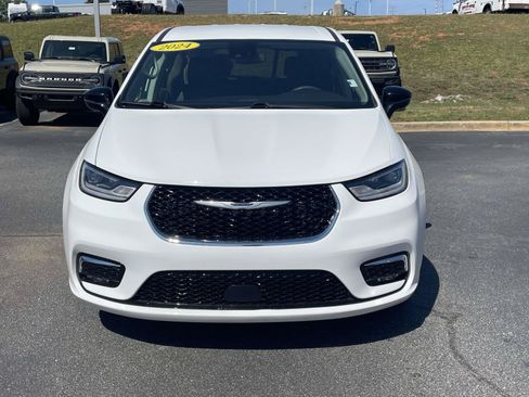 Used 2024 Chrysler Pacifica Touring-L FWD image 2