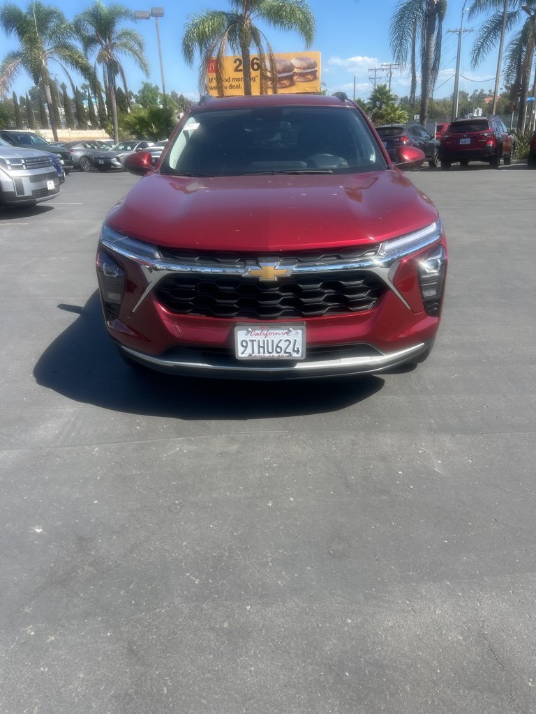 Used 2025 Chevrolet Trax LT w/ LT Convenience Package FWD image 4