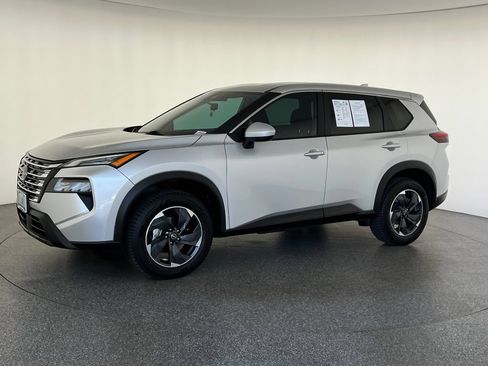 Used 2024 Nissan Rogue SV AWD/4WD image 9