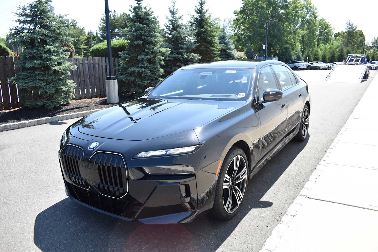 Used 2024 BMW 760i xDrive w/ Executive Package AWD/4WD image 3