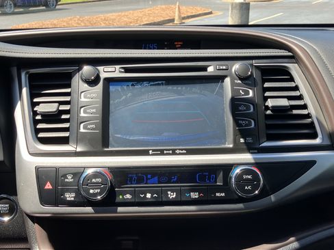 Used 2019 Toyota Highlander XLE AWD/4WD image 27