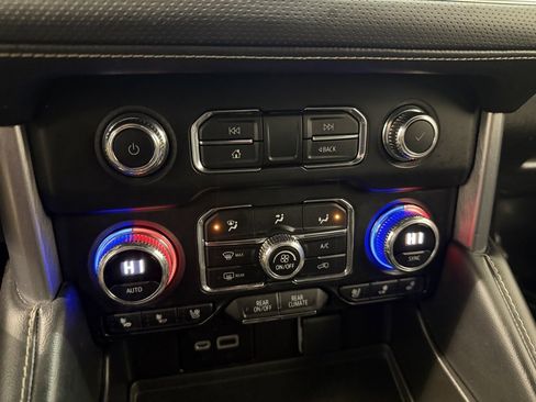 Used 2022 GMC Yukon SLT w/ SLT Luxury Package image 15