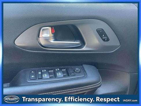 Used 2025 Chrysler Pacifica Select image 18