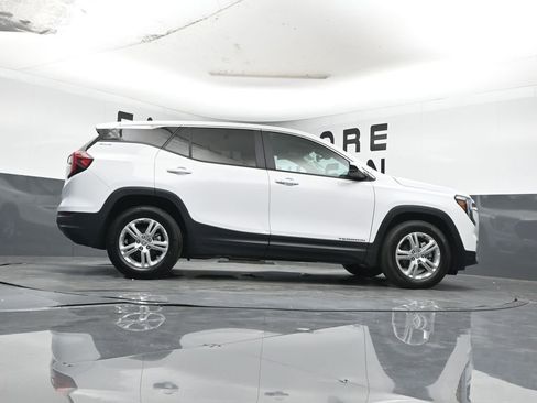 Used 2024 GMC Terrain SLE image 27