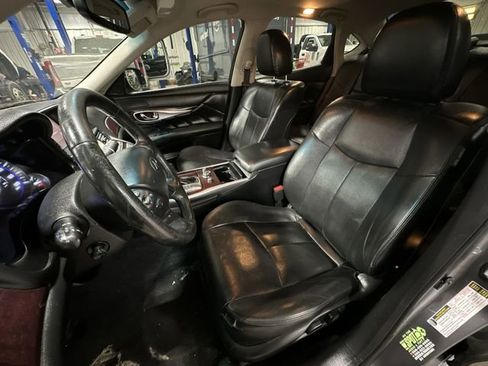 Used 2018 INFINITI Q70 Luxe w/ Cargo Package AWD/4WD image 17