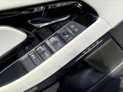 Used 2024 Land Rover Range Rover Evoque Dynamic SE image 40