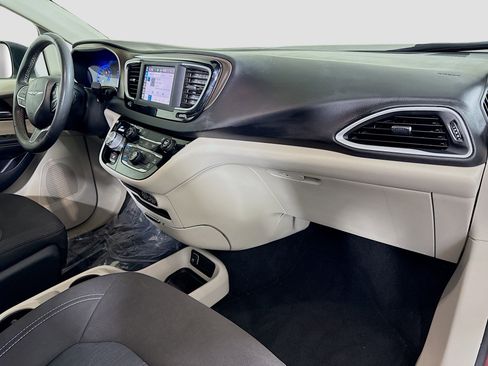 Used 2022 Chrysler Voyager LX image 30