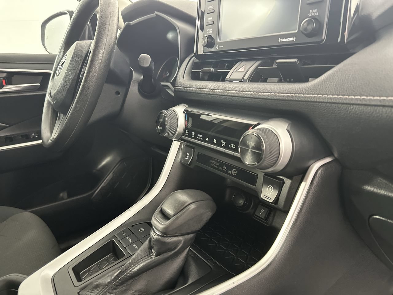 Used 2021 Toyota RAV4 XLE w/ Carpet Mat Package (TMS) FWD image 15