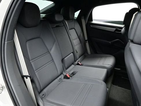 Certified 2022 Porsche Cayenne Platinum Edition image 17