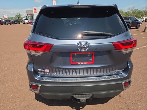 Certified 2019 Toyota Highlander Limited AWD/4WD image 4