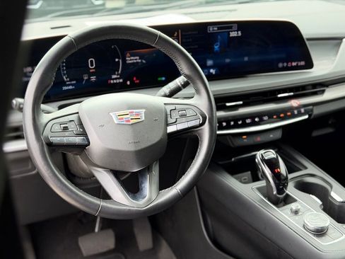 Used 2025 Cadillac XT4 Premium Luxury image 11