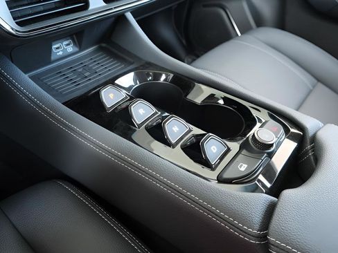 New 2025 VinFast VF 8 Eco image 12