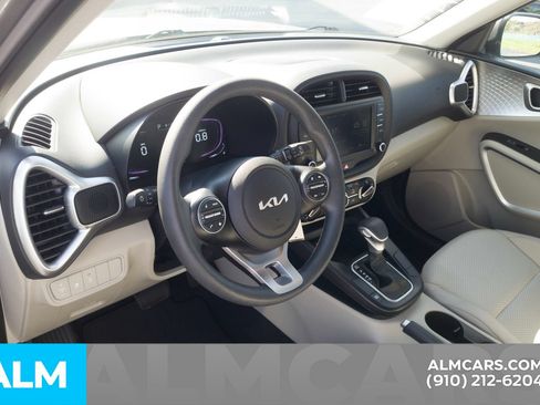 Used 2025 Kia Soul LX w/ LX Technology Package FWD image 14