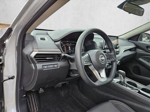 Used 2025 Nissan Altima 2.5 SV FWD image 8