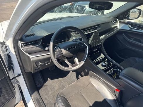 Used 2023 Jeep Grand Cherokee Altitude AWD/4WD image 9