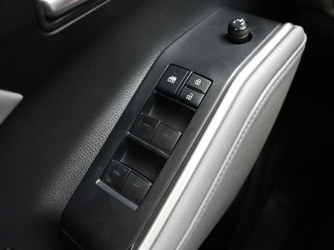 Used 2021 Toyota Highlander XLE AWD/4WD image 25