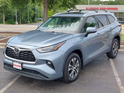 Used 2022 Toyota Highlander XLE AWD/4WD image 7