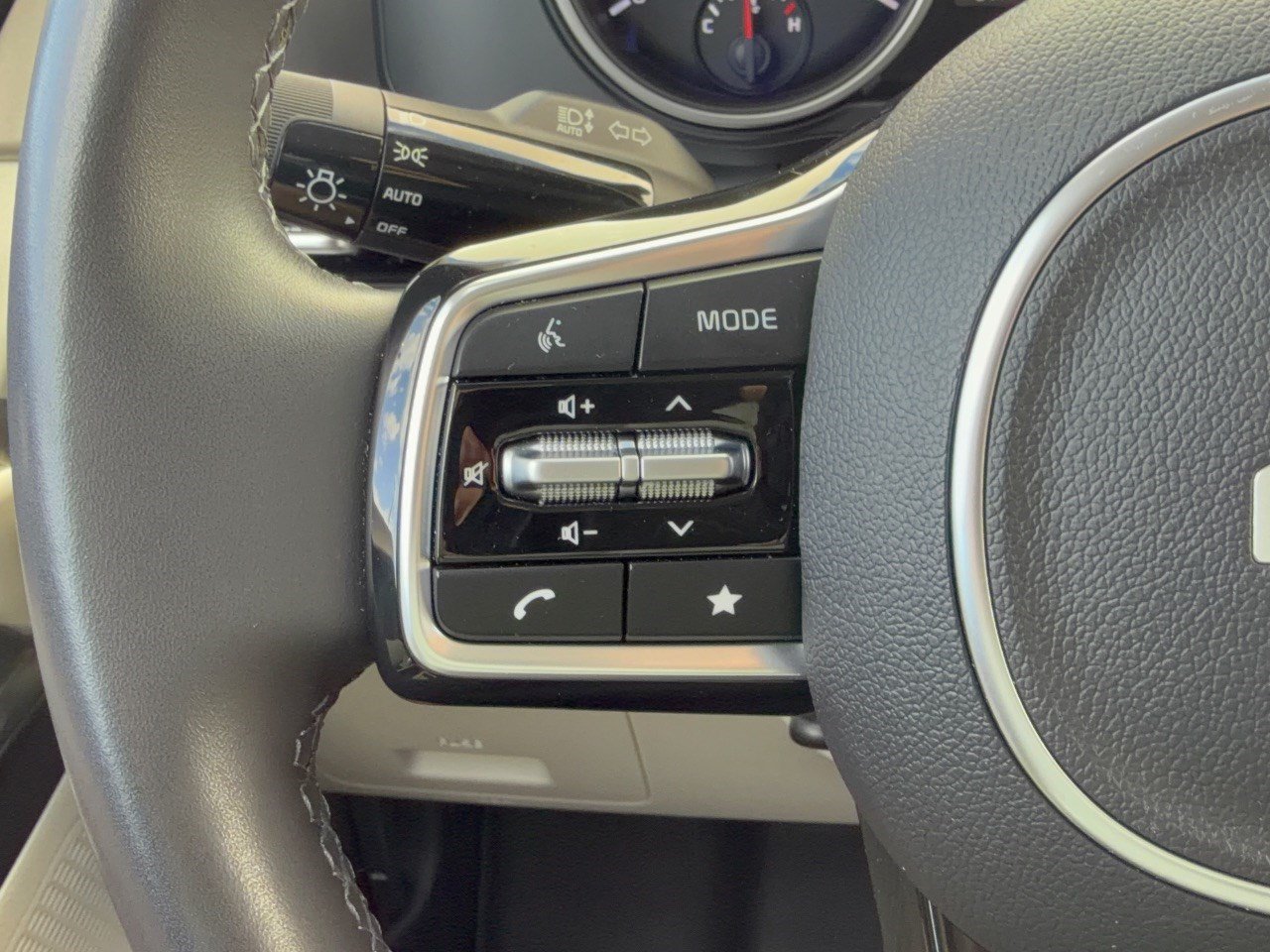 Used 2024 Kia Carnival LX FWD image 18