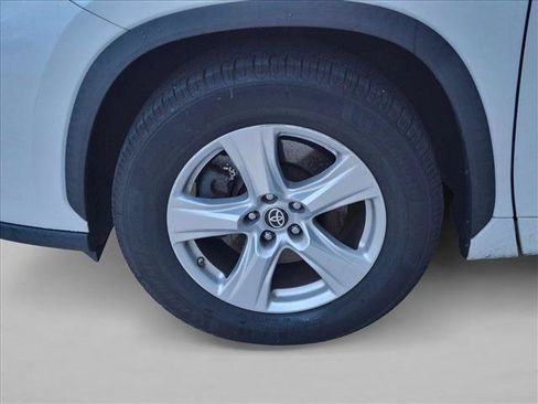 Used 2022 Toyota Highlander LE FWD image 4