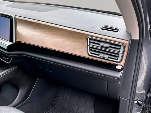 Used 2024 Volkswagen Atlas SE FWD image 18