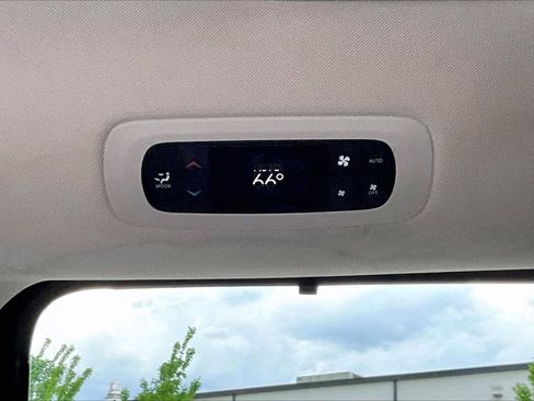 Used 2022 Chrysler Pacifica Touring-L FWD image 15