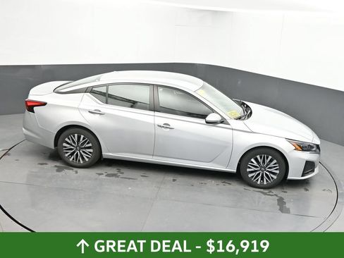 Used 2023 Nissan Altima 2.5 SV FWD image 41