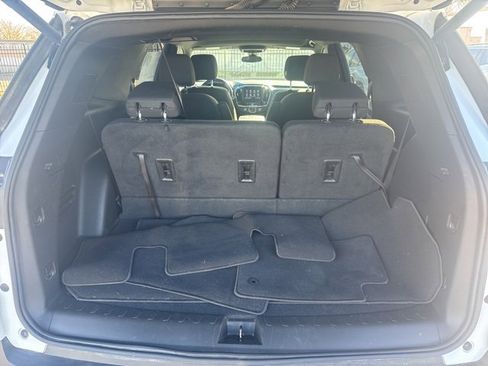 Used 2022 Chevrolet Traverse LT image 5