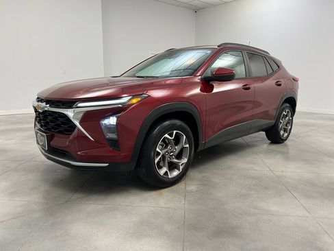 Used 2025 Chevrolet Trax LT w/ LT Convenience Package image 3