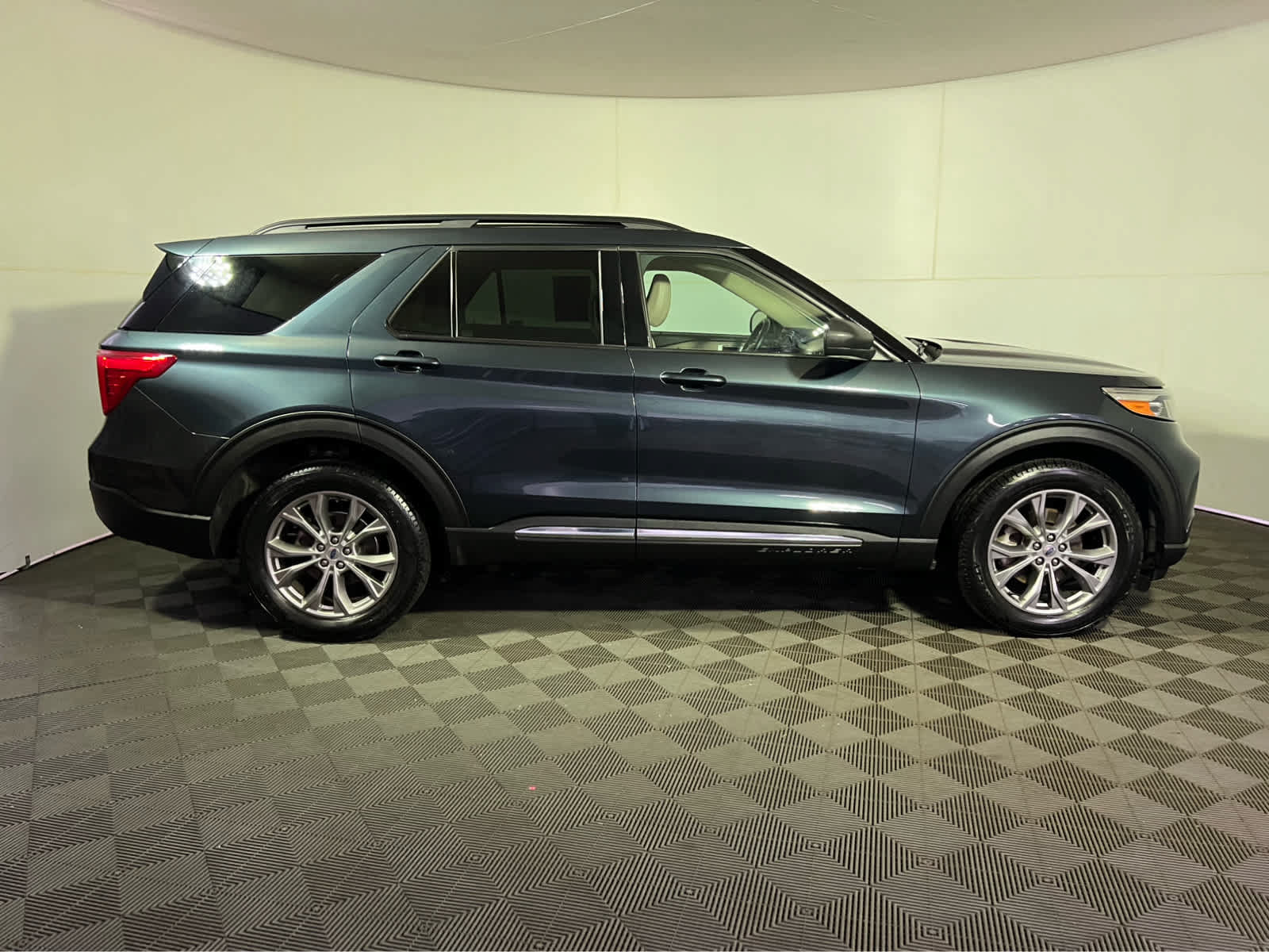 Used 2022 Ford Explorer XLT w/ Equipment Group 202A AWD/4WD image 8