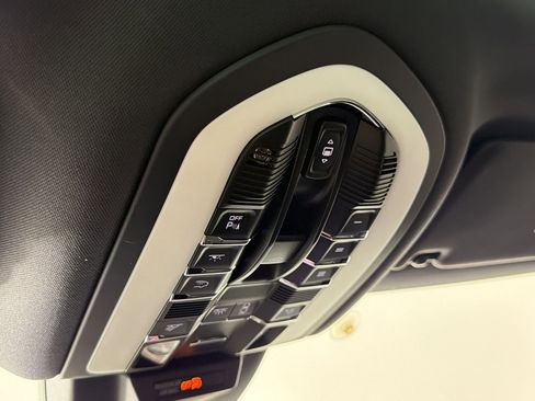 Certified 2023 Porsche Macan AWD/4WD image 23