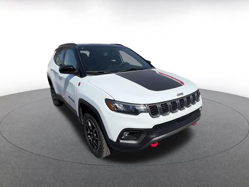 Used 2025 Jeep Compass Trailhawk image 3