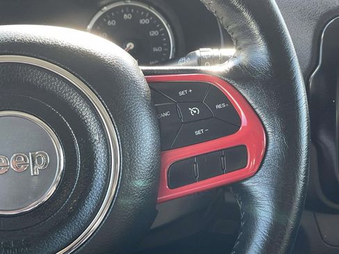 Used 2017 Jeep Renegade Latitude FWD image 23