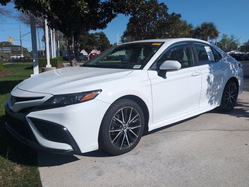 Certified 2021 Toyota Camry SE image 5