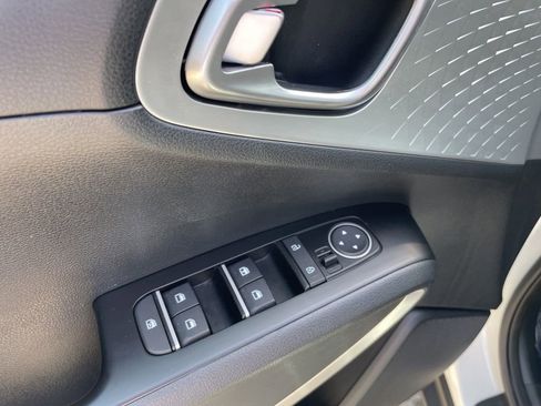 Used 2025 Kia Soul LX w/ LX Technology Package image 6