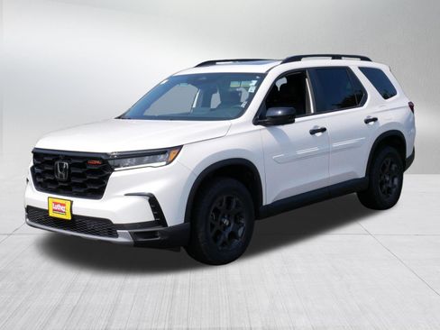 Used 2024 Honda Pilot TrailSport image 3