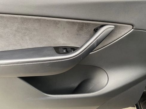 Used 2020 Tesla Model Y Long Range image 12