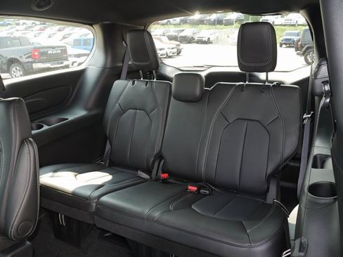 New 2026 Chrysler Pacifica Select image 23