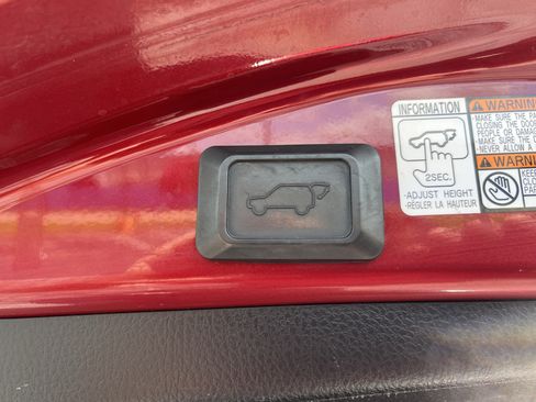 Used 2018 Toyota RAV4 XLE FWD image 13