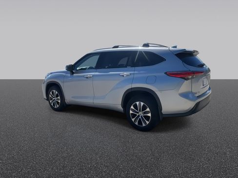 Used 2021 Toyota Highlander XLE AWD/4WD image 7