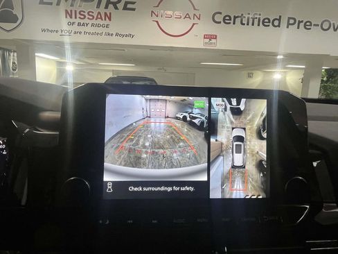 Used 2025 Nissan Pathfinder SL image 18